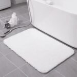 elegance et confort le tapis en velours qui sublime votre salle de bain blanc 686 1