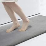 plongez dans la douceur avec notre tapis de bain en microfibre gris 60x120cm 634 1