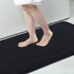 plongez dans la douceur avec notre tapis de bain en microfibre noir 60x120cm 830 1