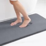 plongez dans le luxe avec notre tapis de bain premium gris fonce 45x60cm 319 1