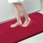plongez dans le luxe avec notre tapis de bain premium rouge bordeaux 45x60cm 504 1