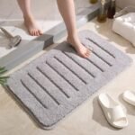 rendez votre bain gris irresistible avec notre tapis moelleux clair 40x60cm 381 1