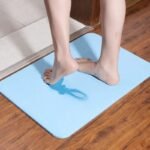 tapis de bain a sechage rapide confort et style dans votre salle bleu 585 1