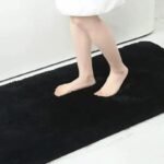 tapis de bain assure confort et fraicheur a chaque pas noir 40x60 cm 461 1