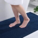 tapis de bain doux fin confort absorption et securite antiderapante bleu marine 680 1