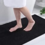 tapis de bain doux fin confort absorption et securite antiderapante noir 40x60cm 485 1