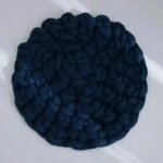 tapis de bain en coton confort et luxe a chaque pas bleu marine 50x50cm 892 1