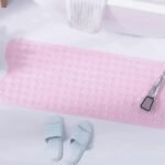 tapis de bain pvc praticite et durabilite a portee main rose 986 1