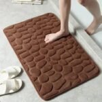 tapis de salle bain luxe et douceur a chaque pas marron fonce 40 x 60 cm 362 1