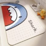 transformez le bain bebe en aventure avec notre tapis anti moisissure baby shark 423 1