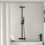 Colonne de douche thermostatique – Noir mat, pomme carrée 20 x 20 cm